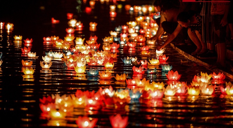 den-long-hoi-an-buoi-toi-song-hoai